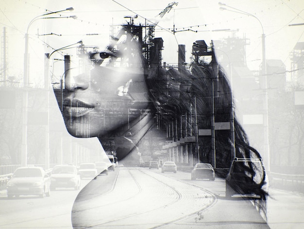 Portrait de femme et superposition de la circulation en ville avec des voitures route ou double exposition de la ville urbaine Face de personne féminine ou environnementaliste préoccupée par les émissions de carbone pollution de l'air ou des fumées toxiques