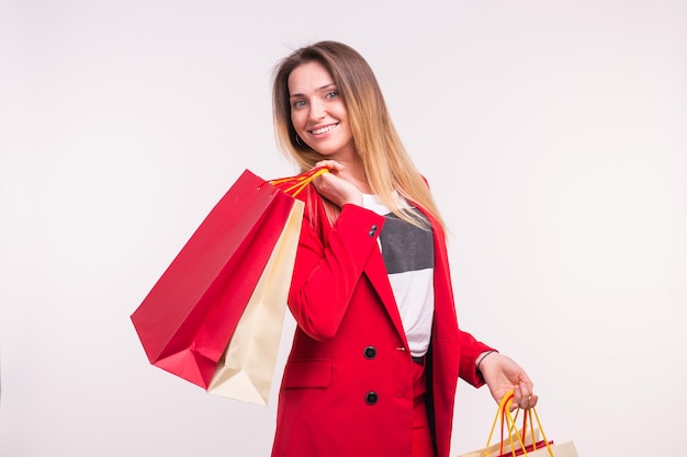 Portrait De Femme Surprise En Costume Rouge Avec Des Sacs à Provisions.