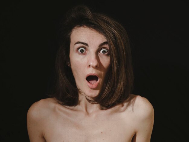 Portrait d'une femme surprise