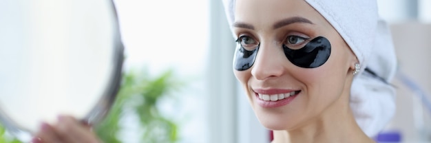 Photo portrait de femme avec des taches noires sur son visage rajeunissant les soins du visage à la maison concept