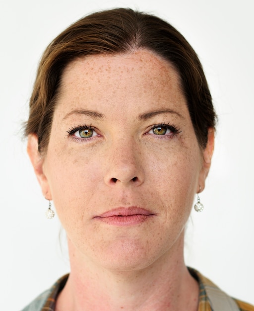 Photo portrait d'une femme avec des taches de rousseur