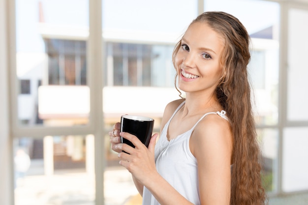 portrait de femme avec tasse