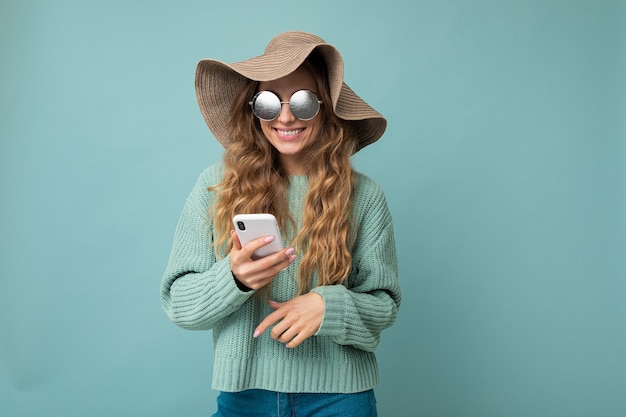 portrait femme avec téléphone