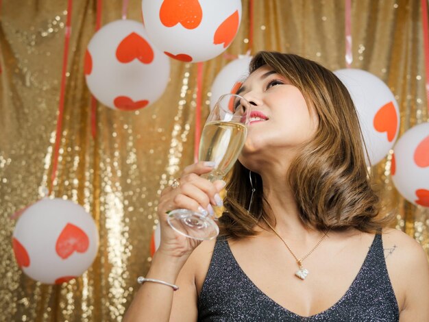 Photo portrait d'une femme tenant des ballons