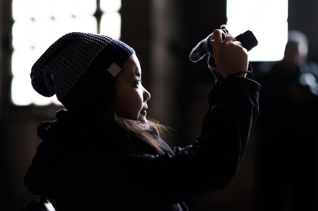 Photo portrait d'une femme tenant un chapeau