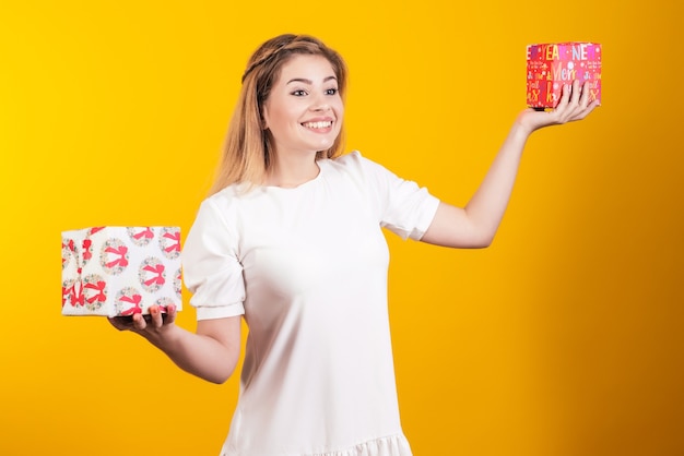 Portrait d'une femme tenant des coffrets cadeaux