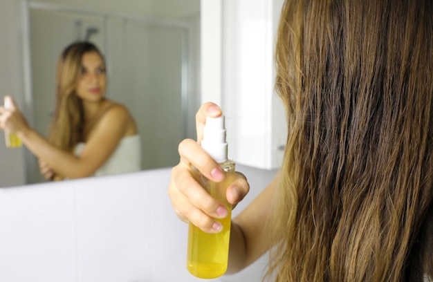 Photo portrait d'une femme tenant une crème glacée