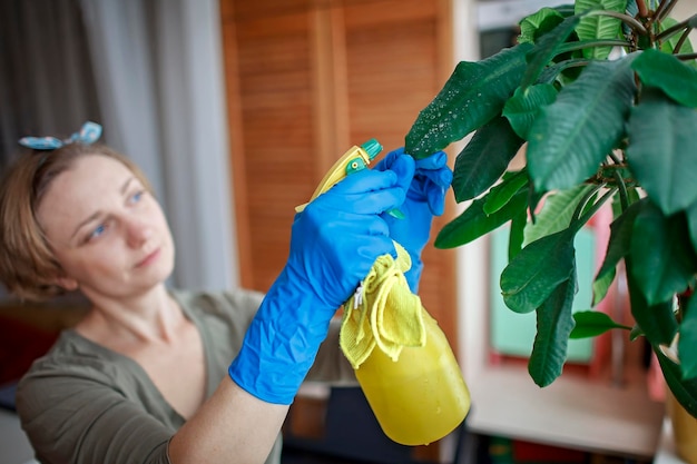 Portrait d'une femme tenant une fleur à la maison