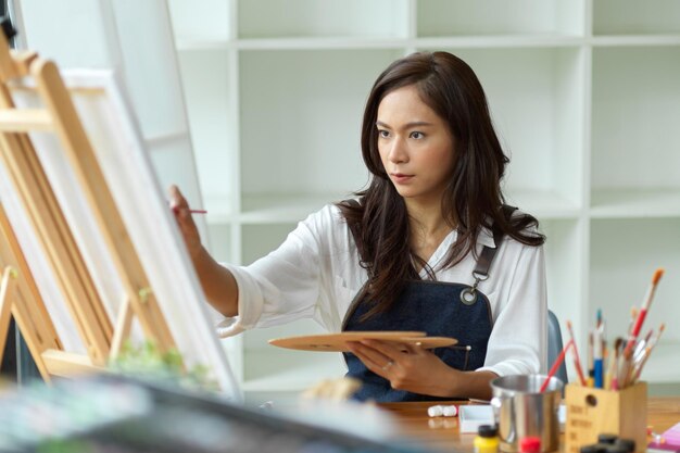 Portrait d'une femme tenant à l'intérieur