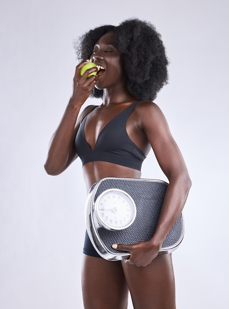 Portrait d'une femme tenant une pomme et une échelle de poids