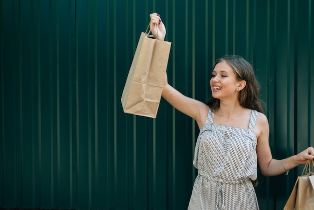 portrait femme tenant des sacs à provisions