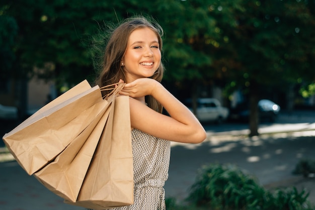 portrait femme tenant des sacs à provisions