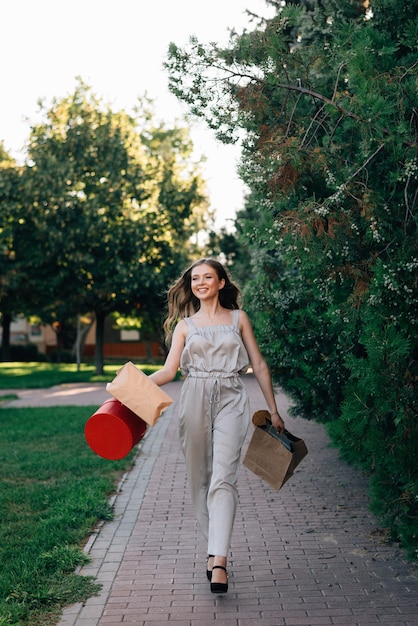 portrait femme tenant des sacs à provisions