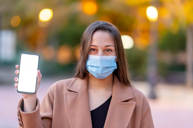 Portrait d'une femme tenant un smartphone