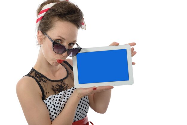 Photo portrait d'une femme tenant une tablette numérique alors qu'elle se tient sur un fond blanc