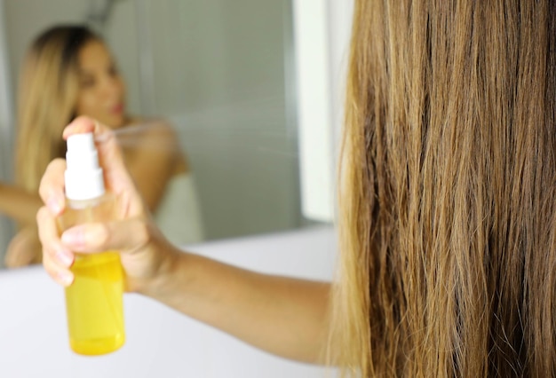 Photo portrait d'une femme tenant une tasse de café