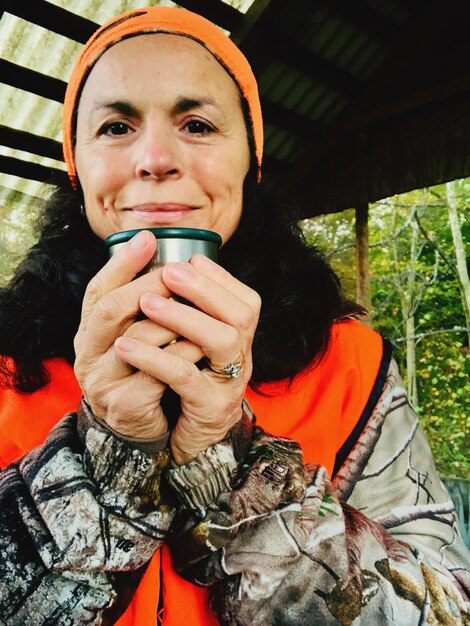 Photo portrait d'une femme tenant une tasse de café