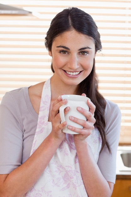 Portrait d&#39;une femme tenant une tasse de thé