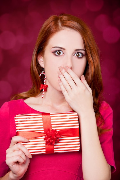 Photo portrait de femme tenir le cadeau de noël