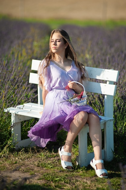 Portrait de femme sur le terrain d'été