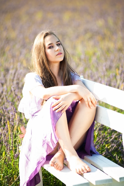 Portrait de femme sur le terrain d'été