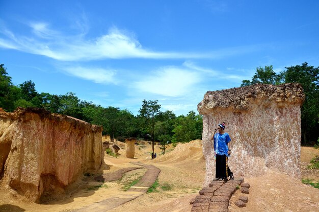 Portrait de femme thaïlandaise et sentiment de bonheur à Phae Mueang Phi du parc royal Pae Mueng Pee à Phrae Thaïlande