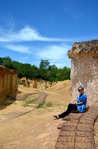 Portrait de femme thaïlandaise et sentiment de bonheur à Phae Mueang Phi du parc royal Pae Mueng Pee à Phrae Thaïlande