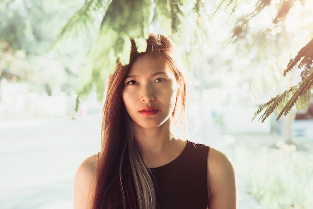 Photo portrait de femme, les touristes thaïlandaises aiment la photographie, aiment voyager, voyagent en vacances regardez le lever du soleil et la brume matinale dans la province de yala, dans le sud de la thaïlande, en asie.