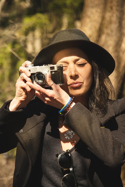 Photo portrait d'une femme en train de photographier