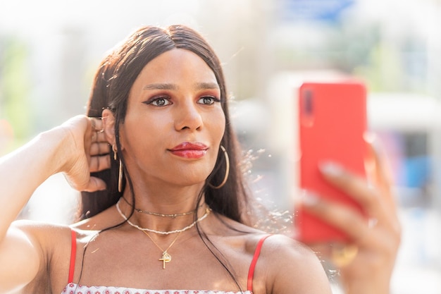 Portrait d'une femme transgenre posant en prenant un selfie