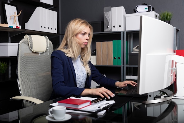 portrait femme travaillant au bureau