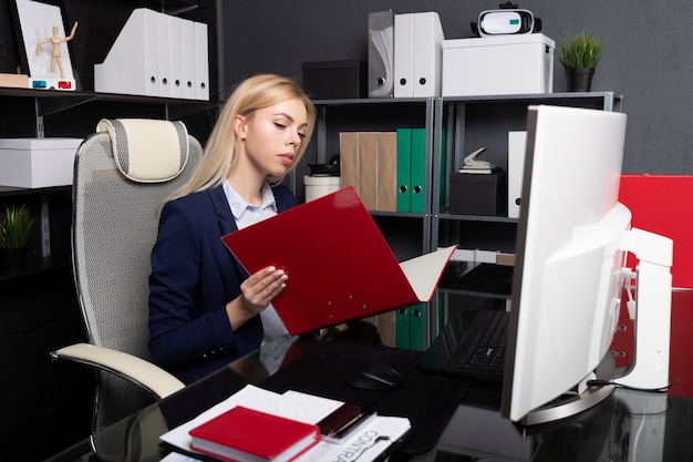 portrait femme travaillant au bureau