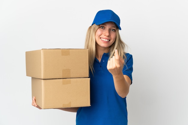 portrait femme travaillant comme courrier de livraison