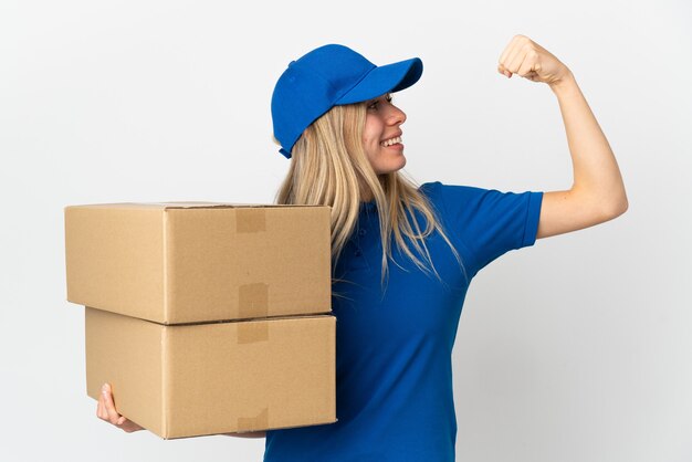 portrait femme travaillant comme courrier de livraison