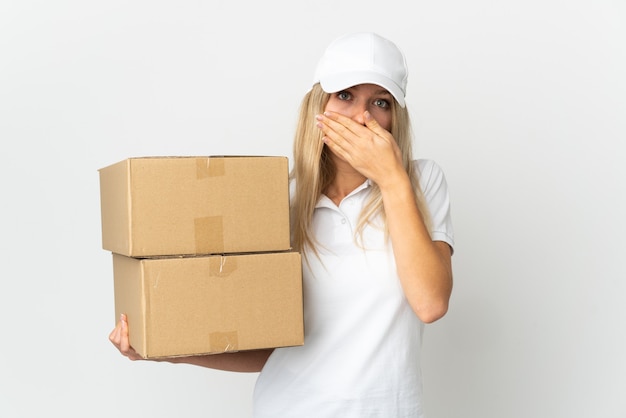 portrait femme travaillant comme courrier de livraison