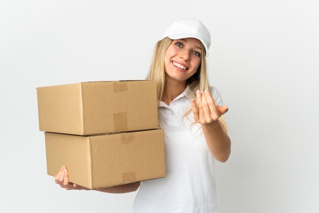 portrait femme travaillant comme courrier de livraison