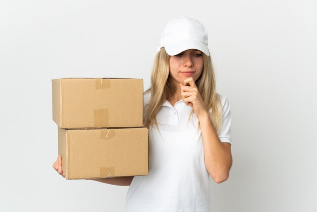 portrait femme travaillant comme courrier de livraison