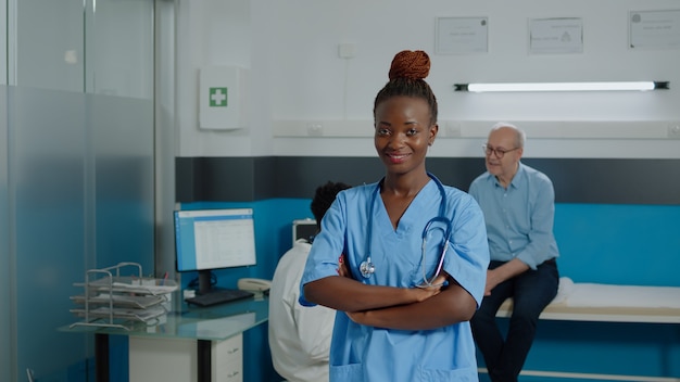 Portrait de femme travaillant comme infirmière en uniforme