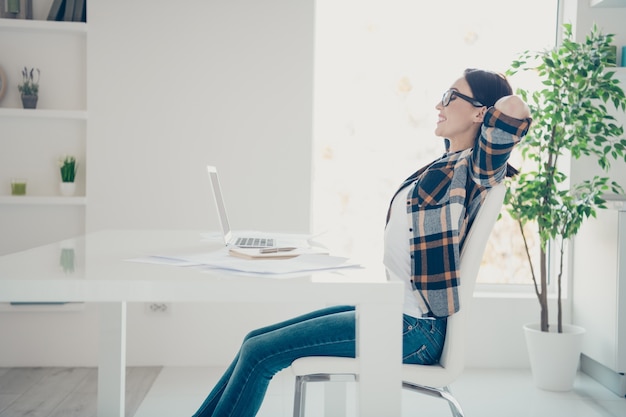 Portrait femme travaillant à domicile