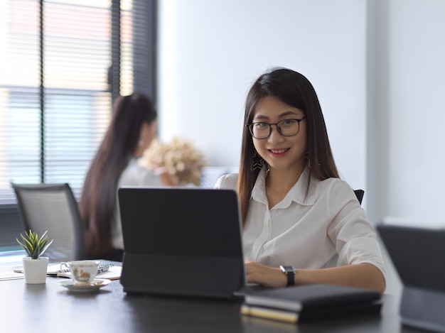 Portrait de femme travaillant