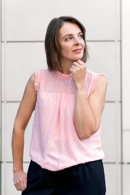 Portrait de femme de trente ans avec coupe de cheveux bob en blouse rose style décontracté