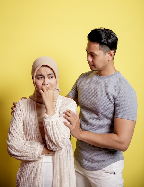 Portrait d'une femme triste un homme calme une femme. Patience tout ira bien. isolé sur fond jaune