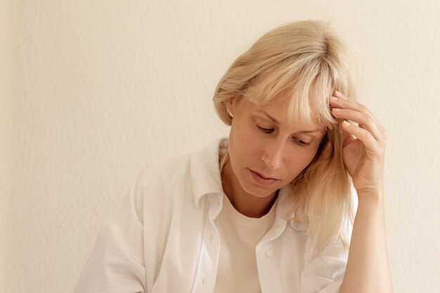 Portrait d'une femme triste réfléchie gros plan