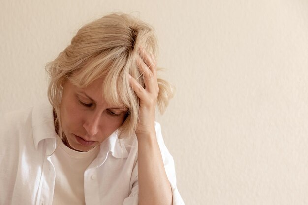 Portrait d'une femme triste réfléchie gros plan