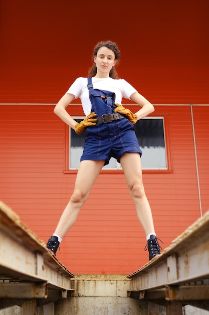 Portrait d'une femme en uniforme debout sur l'entrée inclinée de l'entrepôt