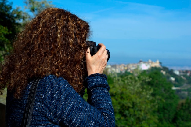 Photo portrait d'une femme utilisant une caméra photo à l'extérieur