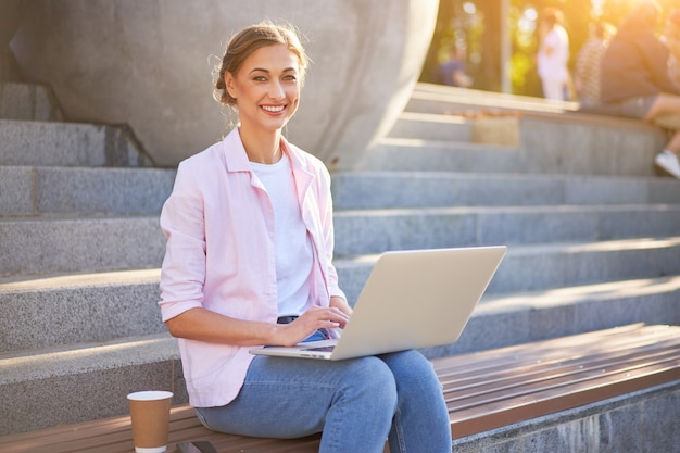 portrait femme utilisant un ordinateur portable