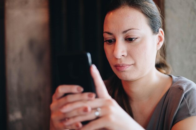 Portrait d'une femme utilisant un téléphone portable