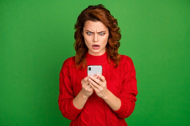 Portrait de femme utiliser un téléphone portable lire les commentaires des réseaux sociaux après impressionné