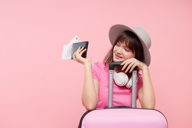 portrait femme avec valise